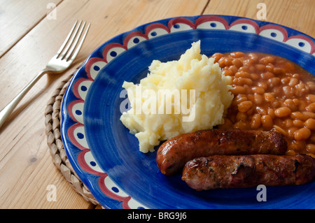 Bangers, Baked Beans und Mash - ein herzhaftes, einfach zu essen, Kochen für diejenigen, die wenig Geld oder Zeit- oder beides haben! Stockfoto