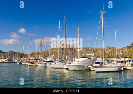 Die Hafen-Szene am Porto Pollenca auf Mallorca Spanien. Stockfoto