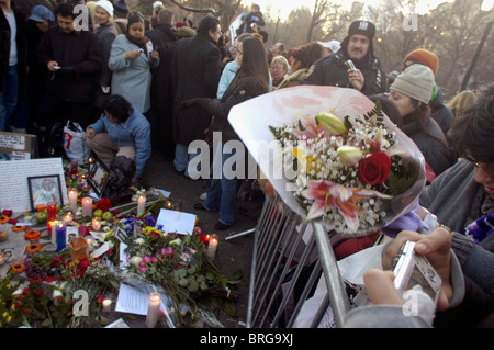 Hunderte von Fans der späten Beatle John Lennon zu sammeln, im Abschnitt "Strawberry Fields" Central Park Stockfoto