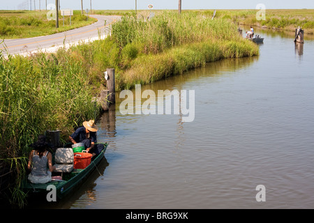 Mehrere Boote von Menschen genießen Wochenende Angeln an einem der Kanäle in Louisiana. Stockfoto