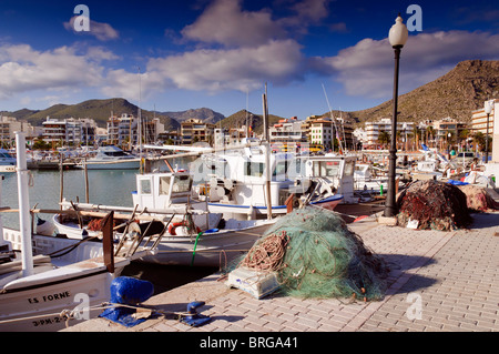 Die Hafen-Szene am Porto Pollenca auf Mallorca Spanien. Stockfoto