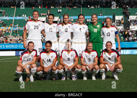 Die USA starten elf Zeilen vor dem Start ein 2007-Frauen WM-Fußballspiel gegen Schweden (siehe Beschreibung). Stockfoto