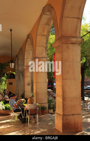 Spalten mit dem alten Rathaus, Marktplatz, Stadt Silves, Algarve Portugal Stockfoto