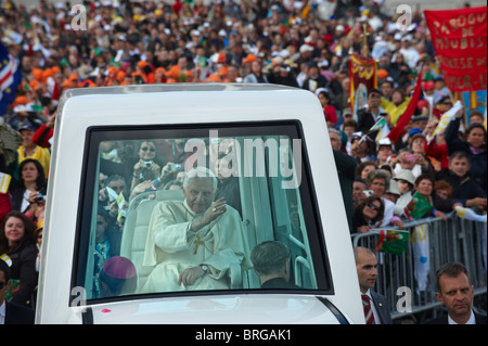 Papst Benedict XVI winkt Pilger aus seinem gepanzerten Fahrzeug am Schrein unserer lieben Frau von Fatima bei seinem Besuch in Portugal Stockfoto