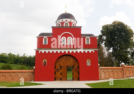 Eingangsgebäude der serbischen orthodoxen Krusedol Kloster Stockfoto