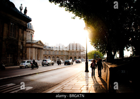 Eine Hintergrundbeleuchtung paar Spaziergänge entlang der Seine in Paris, Frankreich Stockfoto