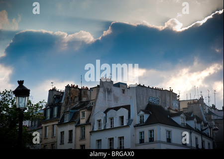 Gott Strahlen hinter Wolken in Paris, Frankreich Stockfoto