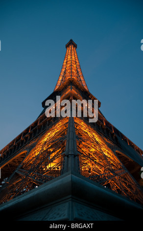 Der Eiffelturm in der Abenddämmerung in Paris, Frankreich Stockfoto