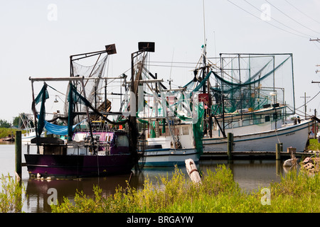 Krabbenkutter in Hackberry, Louisiana Calcasieu See angedockt. Stockfoto