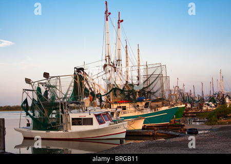 Krabbenkutter aufgereiht am dock in Cameron, Louisiana. Stockfoto