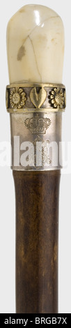 Herzogin Sophie von Hohenberg(1868 - 1914),ein Spazierstock mit Elfenbeingriff aus Schloss Konopisch Elfenbeingriff fein gestrickt in Form eines Pferdebeines. Silberner Kragen mit einem 'SH'-Monogramm unter einer königlichen Krone, mit 'Juni 1904 Konopischt' auf der Rückseite unter einem dekorativen Band, das abwechselnd Blüten und Herzen trägt. Dunkelbrauner Bambus-Schaft mit einer Eisenferrule. Länge 90.5 cm.,historisch,historisch,1910er,20. Jahrhundert,19. Jahrhundert,Objekt,Objekte,Stills,Ausschneiden,Ausschneiden,Ausschneiden,Ausschneiden,Bildende Kunst,Kunst,zusätzliche-Rechte-Clearences-nicht verfügbar Stockfoto