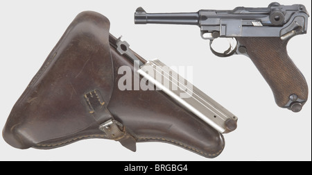 Eine Pistole 08 DWM 1910, inklusive Holster, Kaliber 9 mm Parabellum, Nr. 9858b.passende Nummern inklusive Zündstift.Mirrorartige Bohrung.ohne Schlitz für Schulterstock.Bolzenanschlag handmontiert.Rechts auf Gabel Wappadler mit zwei acceptances.Complete original Blauen mit minimalen Verschleißspuren.Kleinteile straff, teilweise fleckig.nahezu fehlerfreie Walnussgriffplatten und vernickeltes Blechmagazin mit Holzsockel,Nr. 126r.AS neu Zustand einer seltenen, frühen Pistole.voraussichtliche Gesamtfertigung nur 17 000 weapons.Complete mit dunkelbrauner glatter Leihe, Zusatz-Rechte-Clearenzen-nicht verfügbar Stockfoto