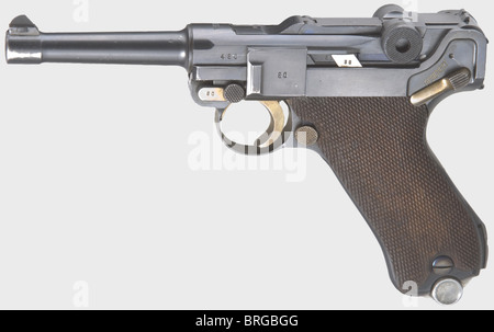 Eine Pistole 08 Mauser, Code 'S/42 1937', Kriegsmarine avy, Kaliber 9 mm Parabellum, Nr. 480er. Passende Nummern einschließlich Zündstift. Spiegellose Bohrung. Verschiedene Akzeptanzzeichen Adler/'63'. Vertikal auf Frontgriff: Inventarnr 'O.2835'(Ostseeflotte, Waffen 2835/Ostseeflotte, Waffe 2835). Komplette Original Bluing mit Verschleißmarke auf Vorderlauf und (schwach) auf der Abzugsplatte. Kleine Teile strohend und blau. Griffplatten aus dunkelbraunem Nussbaum. Gebläute Blechmagazin mit Aluminiumsockel, Akzeptanz Adler/'63'. Als Neuzustand von seltenen P. 08 ab Little 1937 Gesamtdeliv,Zusatz-Rechte-Clearences-nicht vorhanden Stockfoto