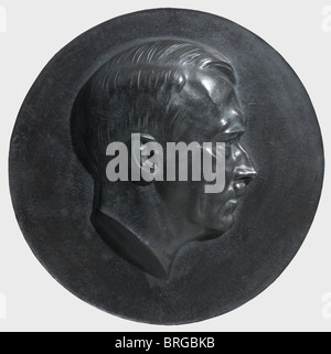 Arno Breker (1900-1991), ein Porträtmedaillon von Adolf Hitler Bronze, tiefgrüne Patina. Kein Datum, ohne Vorzeichen, Durchmesser 43 cm. Arno Breker schuf dieses Porträt anlässlich Hitlers 50. Geburtstag 1939. Eine kleinere Ausführung (92 mm Durchmesser) wurde von der preussischen Bergbau- und Smelleder Gesellschaft Gleiwitz in Eisen gegossen, von der größeren Bronze-Edition mit 43 cm Durchmesser kam jedoch nur eine geringe Anzahl in die Produktion. Denselben Porträtkopf findet man auch auf den eisernen Gussplaketten, die an die Fertigstellung der neuen Reichskanzlei im Jahr 1939 erinnern. Sehr selten., Leute, Stockfoto