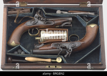 Ein verrostes Paar von Flintlock Pistolen, William und John Rigby, Dublin, um 1825.Smooth Bohrung (etwas entsteint) Fässer im Kaliber 16.5 mm mit unverlierbaren Eisenramprods darunter.Each ist beschriftet "DUBLIN" auf den flachen Spitzen der Fässer mit einer gestempelten Registriernummer.Iron Flintlocks.Frizzens mit Rollen.die Schlossplatten sind gestempelt, "W & J RIGBY" Möbel.Länge von je 26 cm.im original Samt gefütterten Holzkoffer mit Messingverstärkungen an den Rändern und umfangreichem Zubehör.auf der Insi befindet sich ein Papierfirmenetikett,Zusatzrechte-Abgaben-nicht verfügbar Stockfoto