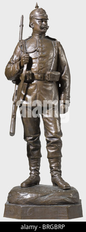 Eine Bronzefigur von Paul Juckoff 1898, Infanteriesoldat im Königlich Sächsischen Infanterieregiment, Prinz Johann Georg, Nr. 107 Bronze mit brauner Patina. Detaillierte Darstellung eines Soldaten für den Felddienst ausgestattet. Der Sockel ist auf der Seite signiert und datiert,'Juckoff FEC. 98'. Höhe 58 cm. Beeindruckende Skulptur. Paul Juckoff(1874 -?),Bildhauer in Skopau,studierte 1895 - 1900 an der Leipziger Akademie,schuf zahlreiche Gedenkstätten(für Wedell in Kriegsdorf,Bismarck in Halle,Scharnhorst in Groß-Görschen)und Büsten(Prinz Eitel Friedrich,Kaiserin Auguste V.,Zusatzrechte-Freigaben-nicht vorhanden Stockfoto