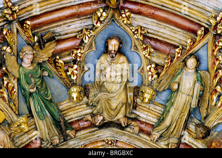 Norwich Cathedral Kreuzgänge, Tür S. Gang, Christus, zeigt seine Wunden, 14. Jahrhundert, flankiert von Engel halten Instrumente Stockfoto