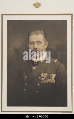 Erzherzöge Franz Ferdinand von Österreich-Este (von der k. U. k. Admiral Großformat-Halbporträt in Uniformen tragend Medaillen, eine Präsentationsfotografie des Thronfolgers. Die Handschrift des Fotografen, "Förster". Das Passepartout trägt eine goldene archherzische Krone und die Unterschrift des Erzherzögers in Tinte vom 1. Januar 1912 am unteren Rand. Unter Glas in einem einfachen Holzrahmen mit geschnitztem und vergoldetem Zierteil. 52 x 44 cm, Personen, 1910s, 20. Jahrhundert, Objekte, Fotos, Clipping, Ausschnitte, Ausschnitte, Ausschnitte, Ausschnitte, Ausschnitte, Mann, Männer, männlich, Stockfoto