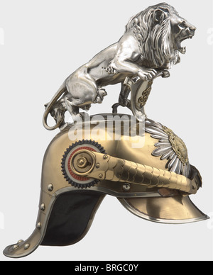 Ein Modell 1889/1907 Helm für Männer, der Royal Saxon Gardereiter-Regiment Tombac Schädel, versilberter Stern mit überlagerten Wappen, konvexer Metall-Kinnskalen auf '91' Taste.Mitarbeiter-Kakaden.innerhalb des Herstellernamens 'G.H.Osang Dresden 1915', Größe '55', auf der Oberseite Artikelnummer '34'.Schwarze Lederfutter.die hintere Spitze ist mit schwarzem Leder bedeckt, die vordere Spitze grün lackiert Auf der Innenseite.versilberter Parade Löwe über dem Chiffrierschild.Seltener Helm in schönem Zustand,Spuren von mechanischer Reinigung auf Schädel und Löwe.,historisch,histo,Zusatzrechte-Clearences-nicht verfügbar Stockfoto