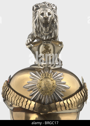 Ein Modell 1889/1907 Helm für Männer, der Royal Saxon Gardereiter-Regiment Tombac Schädel, versilberter Stern mit überlagerten Wappen, konvexer Metall-Kinnskalen auf '91' Taste.Mitarbeiter-Kakaden.innerhalb des Herstellernamens 'G.H.Osang Dresden 1915', Größe '55', auf der Oberseite Artikelnummer '34'.Schwarze Lederfutter.die hintere Spitze ist mit schwarzem Leder bedeckt, die vordere Spitze grün lackiert Auf der Innenseite.versilberter Parade Löwe über dem Chiffrierschild.Seltener Helm in schönem Zustand,Spuren von mechanischer Reinigung auf Schädel und Löwe.,historisch,histo,Zusatzrechte-Clearences-nicht verfügbar Stockfoto