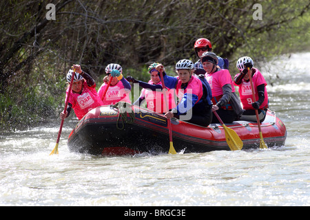 Konkurrenten in die einzige Quelle von Frauen herausfordern Adventure Race in Nelson, New Zealand Stockfoto