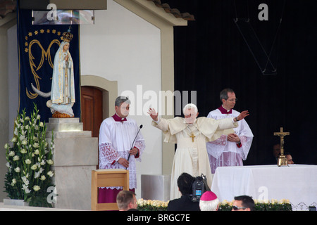 Papst Benedict XVI winkt Pilger am Schrein unserer lieben Frau von Fatima bei seinem Besuch in Portugal im Mai 2010 Stockfoto