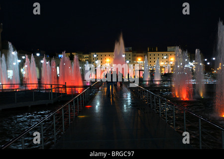 Der Springbrunnen in der Mitte des Parki Shar, oder Stadtpark unten die alte Zitadelle in der Stadt Erbil Arbil oder Irbil auch die Hauptstadt der Region Kurdistan im Nordirak geschrieben. Stockfoto