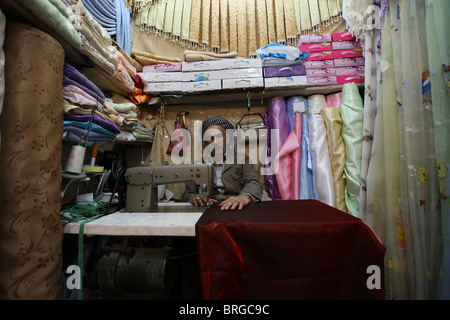 Ein kurdischer Mann eine alte Nähmaschine Vorhänge in Qaysari Basar in der Stadt Erbil Arbil oder Irbil Stich auch die Hauptstadt der Region Kurdistan im Nordirak geschrieben. Stockfoto