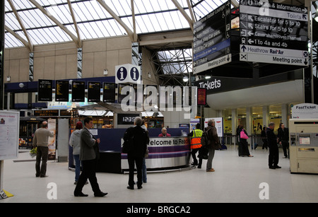 Railway Station Informationsschalter und Kundendienst Punkt am Bahnhof in Berkshire England lesen Stockfoto