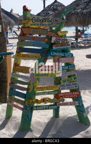 Zeichen in Aruba zeigt Entfernungen zu anderen Orten. Stockfoto