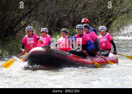 Konkurrenten in die einzige Quelle von Frauen herausfordern Adventure Race in Nelson, New Zealand Stockfoto