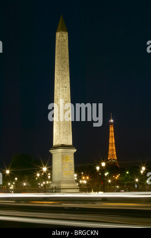 Obelisk von Luxor und Eiffelturm, vom Place De La Concorde in der Nacht, Paris, Frankreich Stockfoto