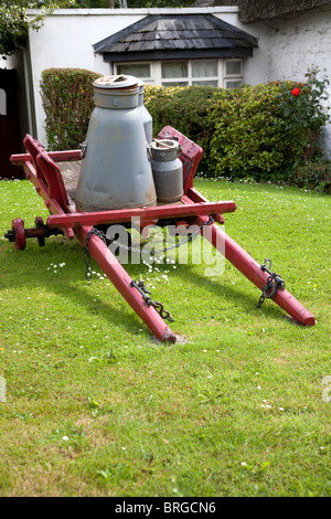 Milchkannen und Karren, Dorf Adare, County Limerick, Irland Stockfoto