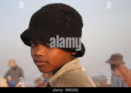 Ein kleiner Junge, der ein Kinderarbeiter dauert einen kurzen Moment zum Entspannen am Stung Meanchey Deponie in Phnom Penh Kambodscha. Stockfoto