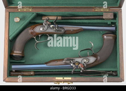 Ein verrostes Paar Flintlock Pistolen, Franz Ulrich, Bern, um 1800. Achteckige, leicht überflutete (reblued) Läufe mit Lackbrechern und Micronut-Rifling im Kaliber 12 mm. Eine goldgefüllte Markierung (Stöckel, Nr. 8382)auf der Kammer jeder Waffe. Verschachelte silberne Frontsicht, die Spitzen der Fässer sind eingraviert 'Ulrich a Berne'. Goldfarbene Belüftungsöffnungen. Flintlocks mit wasserdichten Pfannen, Frizzens mit Rollen und zusätzliche Unterschriften. Single Set Trigger. Walnusshalbschäfte mit karierten Hintern und leicht gravierten Eisenmöbeln. Länge von je 38 cm. In einem Ersatz, zusätzliche-Rechte-Clearences-nicht verfügbar Stockfoto