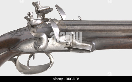 Ein Paar doppelarrelierte Flintlock Pistolen, Frankreich, um 1780. Side-by-Side-Laufkessel mit glatter Bohrung im Kaliber 15 mm mit Lackbreechblocks. Jedes hat eine Messingfrontsichtung auf den Sichtung Wohnungen. Ornamentale Gravur mit Überresten von Gold Inlay auf Fang und Breech zusammen mit gestempelten ovalen Marken mit zwei Palmwedel (St. Etienne?) glatte Flintlocks. Walnussschäfte mit etwas Schnitzerei. Eisenmöbel. Länge von je 35 cm. Historisch, historisch, 18. Jahrhundert, Zivilhandfeuerwaffe, Zivilhandfeuerwaffen, Handfeuerwaffen, Waffen, Waffen, Waffen, zusätzliche-Rechte-Clearences-nicht verfügbar Stockfoto