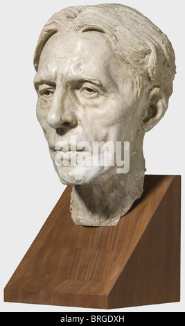 Arno Breker (1900 - 1991), ein Portraitkopf von Alfred Cortots Plasture, mit grauer Farbe beschichtet, ohne Signatur, auf einem Holzsockel montiert. Höhe 40 cm. Arno Breker modellierte den Kopf seines Freundes 1942/43 im Großen Landeskunststudio am Käuzchensteig, Berlin. Wahrscheinlich ist es die Skizze für eine spätere Bronze-Version. Herkunft: Etüde Maitre Marc-Arthur Kohn, Paris, Auktion vom 3. Oktober 1998, Los 107. Alfred Cortot (1877 - 1962), berühmter französischer Klaviervirtuose und Kulturpolitiker. Trotz seiner jüdischen Frau war Cortot ein Bewunderer des Nazi-Deutschlands und beca, Stockfoto