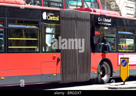 Kurvenreich Bus Red London, London, England Stockfoto