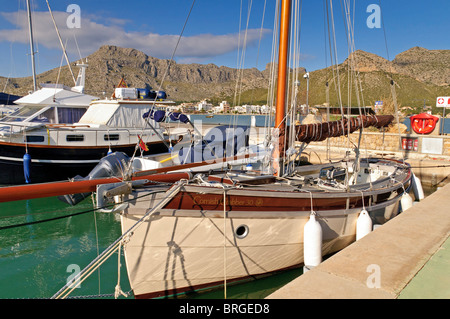 Die Hafen-Szene am Porto Pollenca auf Mallorca Spanien. Stockfoto