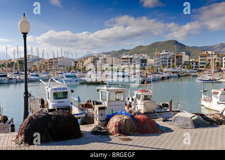 Die Hafen-Szene am Porto Pollenca auf Mallorca Spanien. Stockfoto