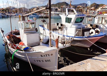 Die Hafen-Szene am Porto Pollenca auf Mallorca Spanien. Stockfoto