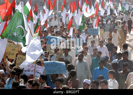 Unterstützer des Muttehda Qaumi Moment (MQM) protestieren für die Freisetzung von Dr.Aafia Siddiqui während Kundgebung in Sukkur Stockfoto