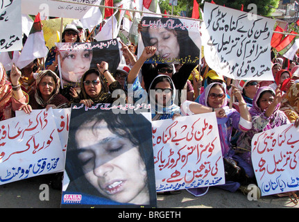 Unterstützer des Muttehda Qaumi Moment (MQM) protestieren für die Freigabe der Dr.Aafia Siddiqui während Kundgebung in Hyderabad Stockfoto