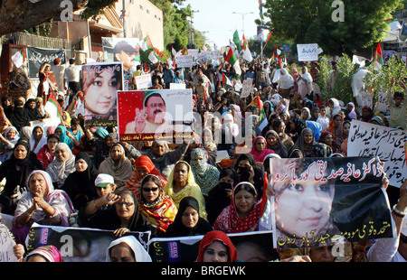 Unterstützer des Muttehda Qaumi Moment (MQM) protestieren für die Freigabe der Dr.Aafia Siddiqui während Kundgebung in Hyderabad Stockfoto