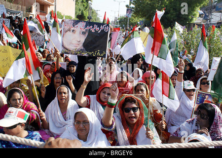 Unterstützer des Muttehda Qaumi Moment (MQM) protestieren für die Freigabe der Dr.Aafia Siddiqui während Kundgebung in Hyderabad Stockfoto