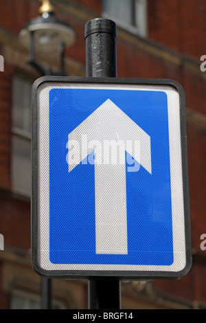 Weißer Pfeil Einbahnstraße Straßenschild in London, England Stockfoto