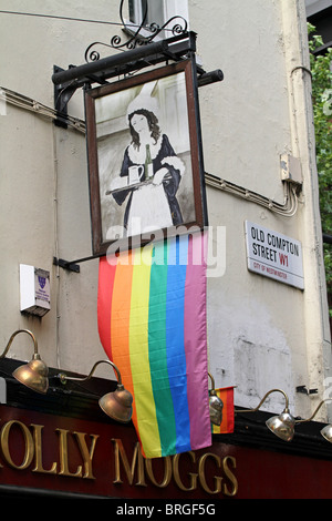 Molly Moggs Homosexuell Pub mit Regenbogenfahne in Old Compton Street in Soho, London, England Stockfoto