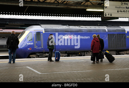 Passagiere warten auf einer Plattform am Reading Bahnhof in Berkshire England im Hintergrund ein First Great Western-Unternehmen Stockfoto