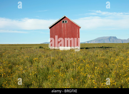 Haus auf der Insel Vanna / Vannoya in Troms Grafschaft, Nord-Norwegen. Stockfoto