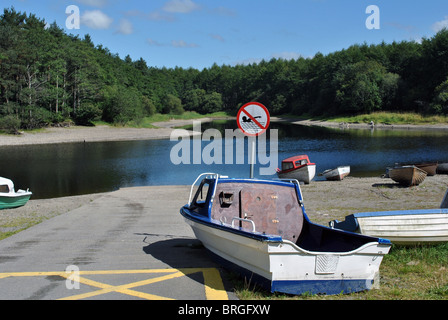 Boote am Ufer eines Sees Stockfoto